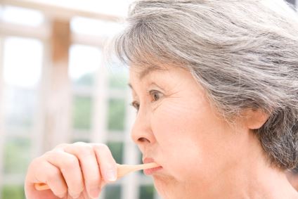 はみがきをするおばあちゃん