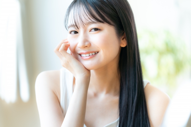 頬杖をつく女性