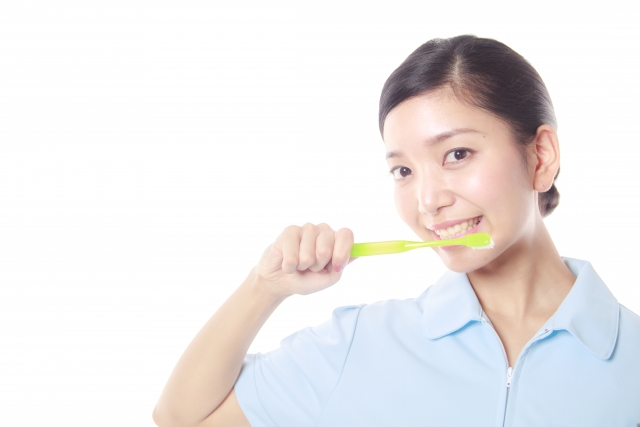 歯を磨く女性 歯を磨く女性